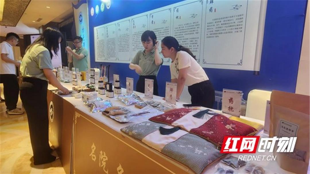 会场外的中药新药创制展示台