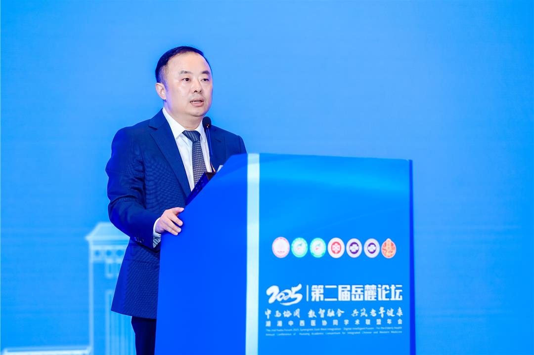 党委书记段云峰主持论坛。